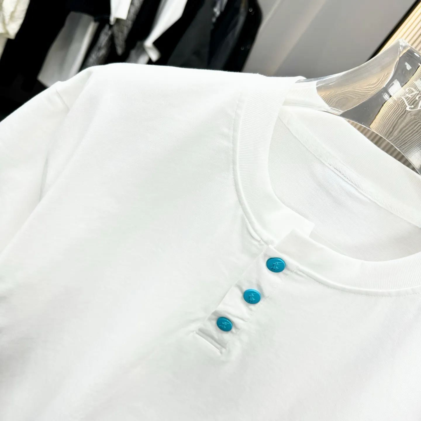 P190 POlO Ralph Lauren 25FW new spring and summer round neck T-shirt. It is made of heavy 320G double yarn combed cotton material. The upper body has a strong three-dimensional effect. It is embroidered with ten thousand needles embroidery patch ➕ ten thousand needles 🪡 embroidery process inkjet effect. ⚠️Washing method: The fabric is only dry-cleaned or wrapped in a laundry bag. Quick machine wash in cold water on the reverse side, let dry and then iron at medium temperature! Avoid vigorously wringing and machine washing from the front!  Size: S M L XL XXL Color: Black, White
